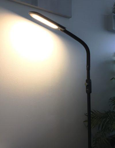 image test de la lampe sur pied à LED Aukey avec 3 modes d’éclairage 9