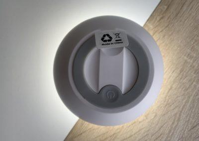 image Test de la lampe de chevet Aukey (RVB), rechargeable et étanche 5