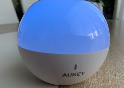 image Test de la lampe de chevet Aukey (RVB), rechargeable et étanche 15